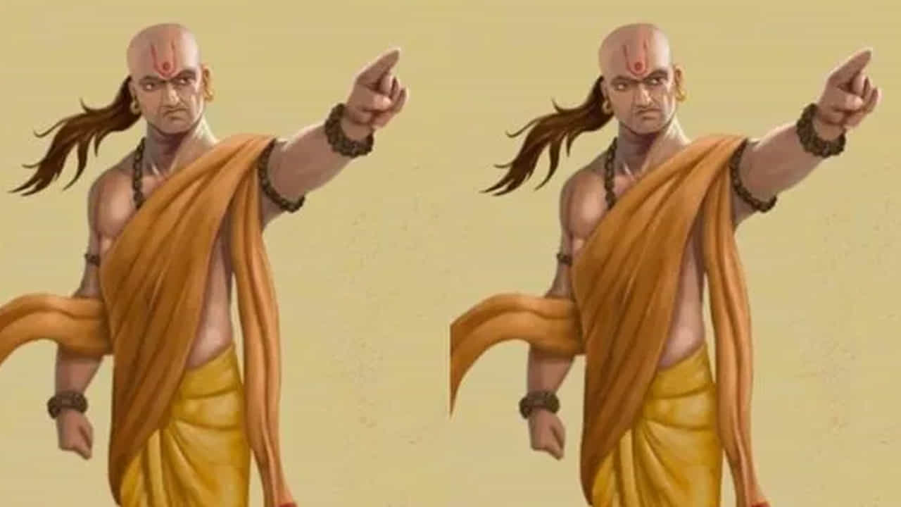 అబద్ధాలు : చాణక్యుడు చెప్పిన దాని ప్రకారం అబద్ధాలు, మోసం చేసే వాళ్ళకి ఎంత దూరం ఉంటే అంత మంచిది. ఇలాంటి మనుషులు అవసరాల కోసం ఏదైనా చేస్తారు.