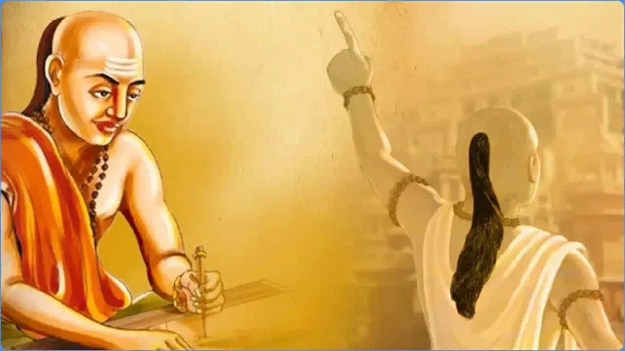 మనసులో విషం: పైకి సినిమా హీరోయిన్ లాగా అందంగా ఉంటారు  కానీ, లోపల మాత్రం విషం పెట్టుకుంటారు. ఇలాంటి వాళ్ళతో జాగ్రత్తగా ఉండాలని  చాణక్యుడు చెబుతున్నాడు. పెళ్ళి చేసుకునే టప్పుడు అమ్మాయి గురించి ఒకటికి రెండు సార్లు చెక్ చేసుకోండి.  
