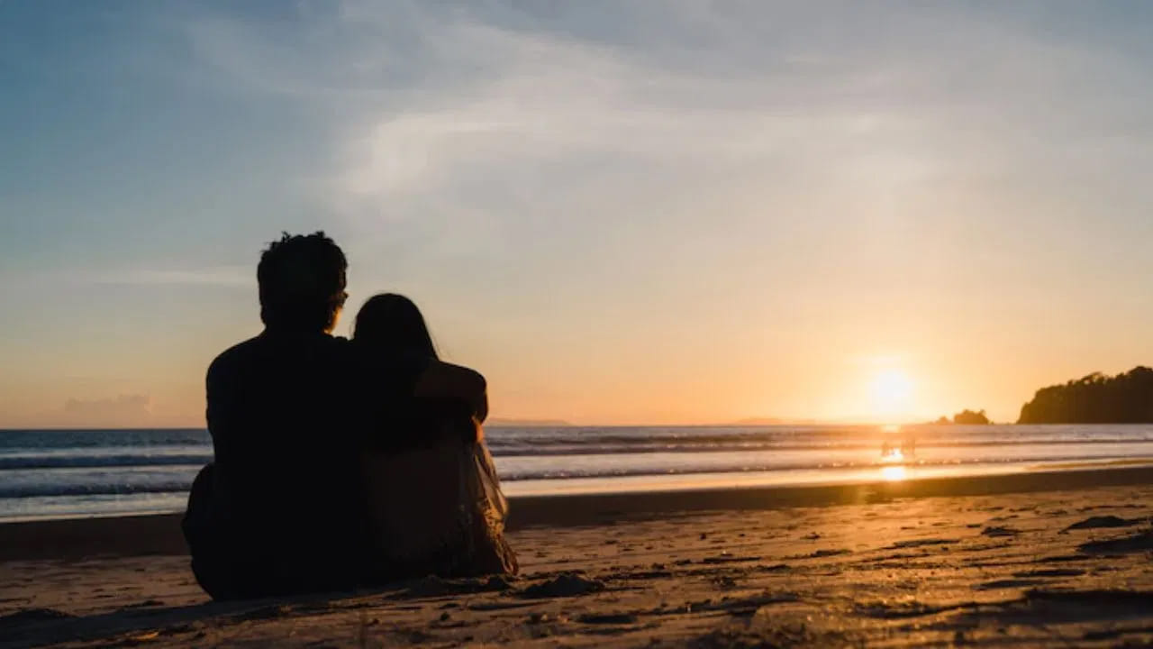 భార్యాభర్తల బంధం – రథం వంటిది..

భార్యాభర్తలు కుటుంబం అనే అనే రథానికి రెండు చక్రాల వంటివారు. రెండు చక్రాలు సమాన వేగంతో తిరిగితే, రథం సజావుగా ముందుకు వెళ్తుంది. కానీ ఒక చక్రం వెనుకబడితే లేదా వేగం మారితే, రథం నిలిచిపోతుంది. ఇలాగే, బంధంలో ఒకరు పరస్పర గౌరవాన్ని కోల్పోతే లేదా సంబంధానికి హానికరమైన చర్యలు చేస్తే, మాధుర్యం తగ్గిపోతుంది.