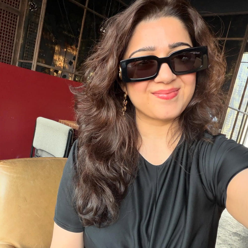 ఛార్మి చాలా డెడికేషన్ తో వర్క్ చేస్తుంది. ఛార్మి అద్భుతమైన నటి … అందులో తిరుగులేదు. కానీ ఆమె ఎందుకు అంతగా సక్సెస్ కాలేదు అనేది అర్ధంకావడం లేదు.. అది పూర్తిగా బ్యాడ్ లక్ అని చెప్పాలి. ఆమె డెడికేషన్ లెవల్స్ సూపర్ గా ఉంటాయి. సినిమా కోసం ఎంత కష్టమైన చేస్తుంది. దెబ్బలు తగిలి రక్తం వస్తునప్పటికీ పట్టించుకోకుండా నటిస్తూనే ఉంటుంది. శ్రీ ఆంజనేయం, చక్రం లాంటి చిత్రాల్లో కొన్నిసార్లు అలా జరిగింది అని కృష్ణవంశీ చెప్పుకొచ్చారు.