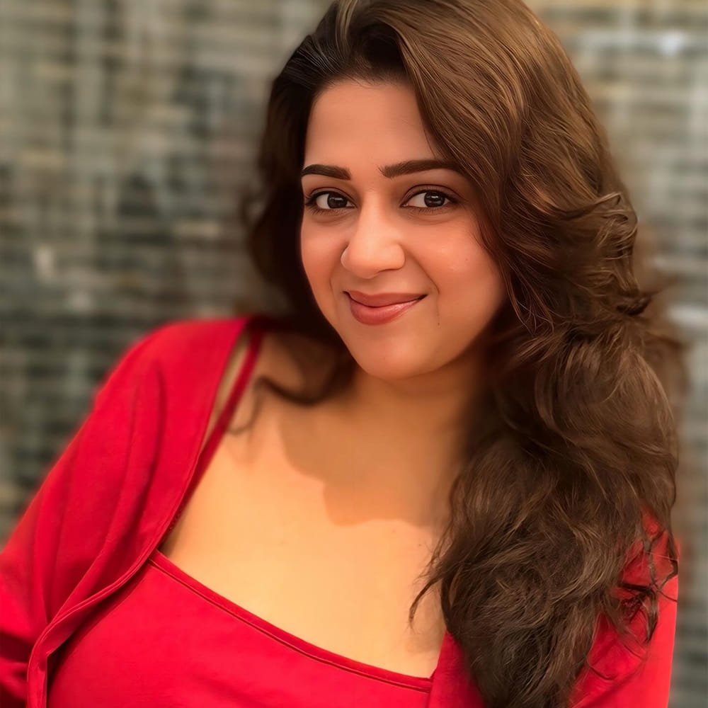 హీరోయిన్ గా పీక్స్ లో ఉండగానే ఛార్మి నటనకు గుడ్ బై చెప్పేసింది. నిర్మాతగా మారి ఇప్పుడు సినిమాలు చేస్తుంది ఈ పంజాబీ భామ. డైనమిక్ డైరెక్టర్ పూరి జగన్నాధ్ తో ప్రొడ్యూసర్ గా ఛార్మి పార్ట్నర్ షిప్ మొదలు పెట్టింది. పూరి జగన్నాధ్ తో కలసి ఛార్మి 8 చిత్రాలు నిర్మించింది. వాటిలో జ్యోతి లక్ష్మి, ఇస్మార్ట్ శంకర్ సినిమాలు మాత్రమే హాట్ అయ్యాయి. ఇదిలా ఉంటే ఓ ఇంటర్వ్యూలో కృష్ణవంశీ ఛార్మి గురించి ఆసక్తికర విషయాలు పంచుకున్నారు.