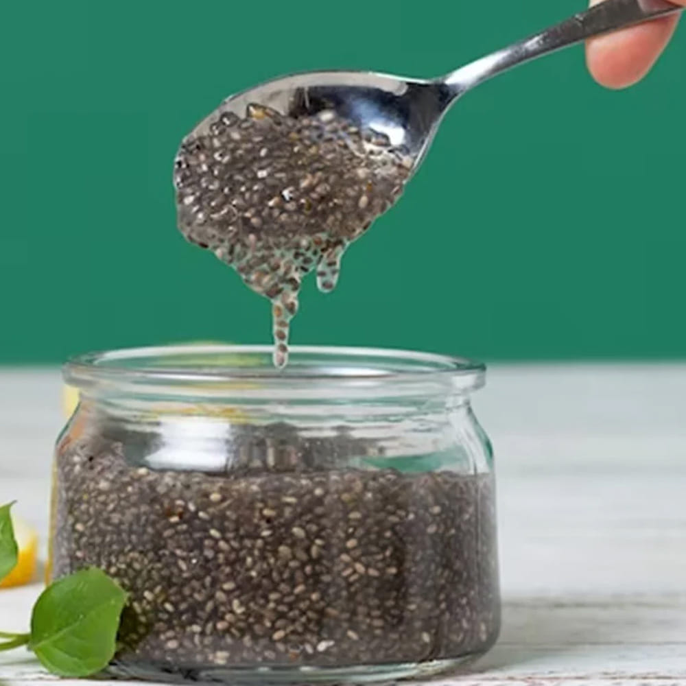 ఊపిరి ఆడకపోవడం: చియా సీడ్స్ నీటిలో కలిసినప్పుడు తమ అసలు పరిమాణం కంటే 10 రెట్లు వరకు ఉబ్బుతాయి. డ్రైగా చియా సీడ్స్ తిని, వెంటనే నీళ్లు తాగినప్పుడు అవి గొంతులో ఉబ్బి ఇరుక్కుపోయి, ఊపిరి ఆడకపోవడం వంటి ప్రమాదాలు విదేశాల్లో నమోదయ్యాయి. కాబట్టి, ఎప్పుడూ నానబెట్టిన చియా సీడ్స్‌నే తీసుకోవడం మంచిది.
