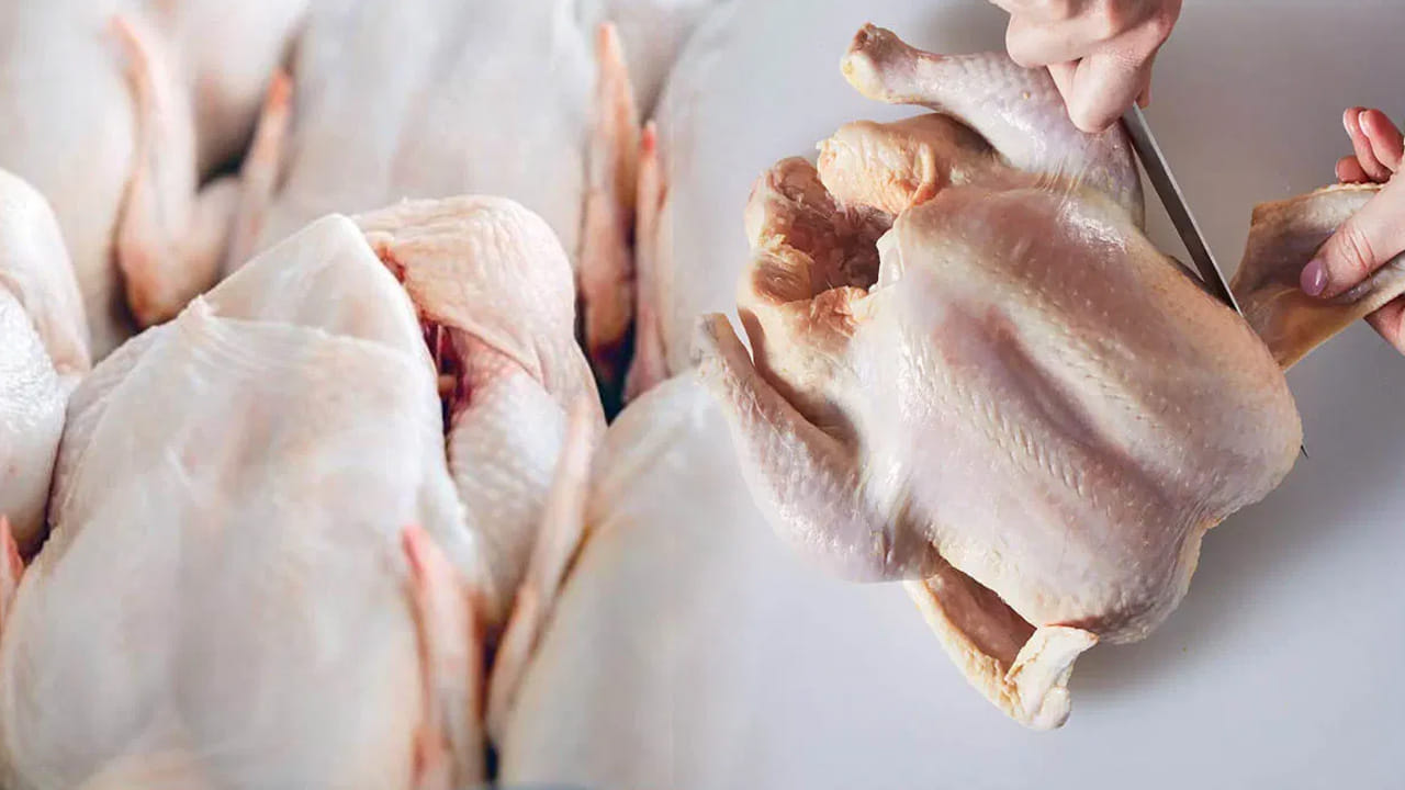 మీరు చికెన్ కొనుగోలు చేసే ముందు అది తాజాగా ఉందా? లేక నిల్వ ఉన్నదా అని ఖచ్చితంగా తెలుసుకోవాలి. లేదంటే అనారోగ్య సమస్యలు వస్తాయి. ఒక వేళ మీరు చెక్ చేయకుండా తింటే ఆరోగ్యంపై ప్రభావం చూపుతోంది. మీరు చికెన్ తీసుకునే ముందు ఈ  జాగ్రత్తలు తప్పనిసరి. 
