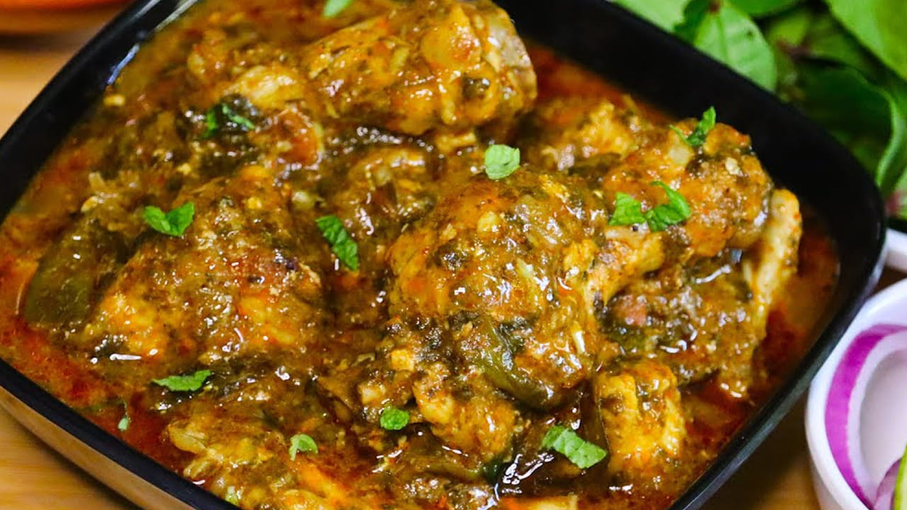 ఆంధ్రా స్టైల్ గోంగూర చికెన్ కర్రీ అనేది ఆంధ్రప్రదేశ్‌లో అత్యంత ప్రసిద్ధి చెందిన మరియు రుచికరమైన వంటకాల్లో ఒకటి. గోంగూర ఆకులతో చికెన్ కలిపి చేసే ఈ పులుసు చాలా ప్రత్యేకమైన రుచిని కలిగి ఉంటుంది. దీనిని ఇంట్లోనే సులభమైన పద్ధతిలో తయారు చేసుకోవచ్చు.