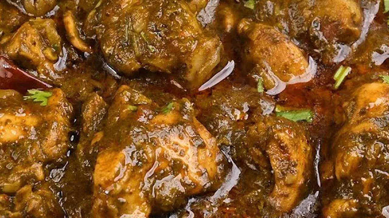 గోంగూర చికెన్ కర్రీకి కావలసిన పదార్థాలు:  చికెన్, గోంగూర, ఉల్లిపాయ, అల్లం వెల్లుల్లి పేస్ట్, సాల్ట్, జీలకర్ర, చిల్లీ పౌడర్, ధనియాల పౌడర్, గరం మసాలా, పసుపు, ఆయిల్, కొత్తిమీర.. తగినంతగా తీసుకోవాలి. గోంగూర, చికెన్ ను శుభ్రం చేసుకోవాలి..