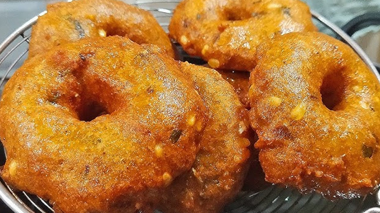 ముందుగా చికెన్‌ తీసుకుని బాగా శుభ్ర పరిచి దానిలో ఉన్నా నీటిని తొలగించి 10 నిముషాల పాటు బాగా ఆరనివ్వాలి. 