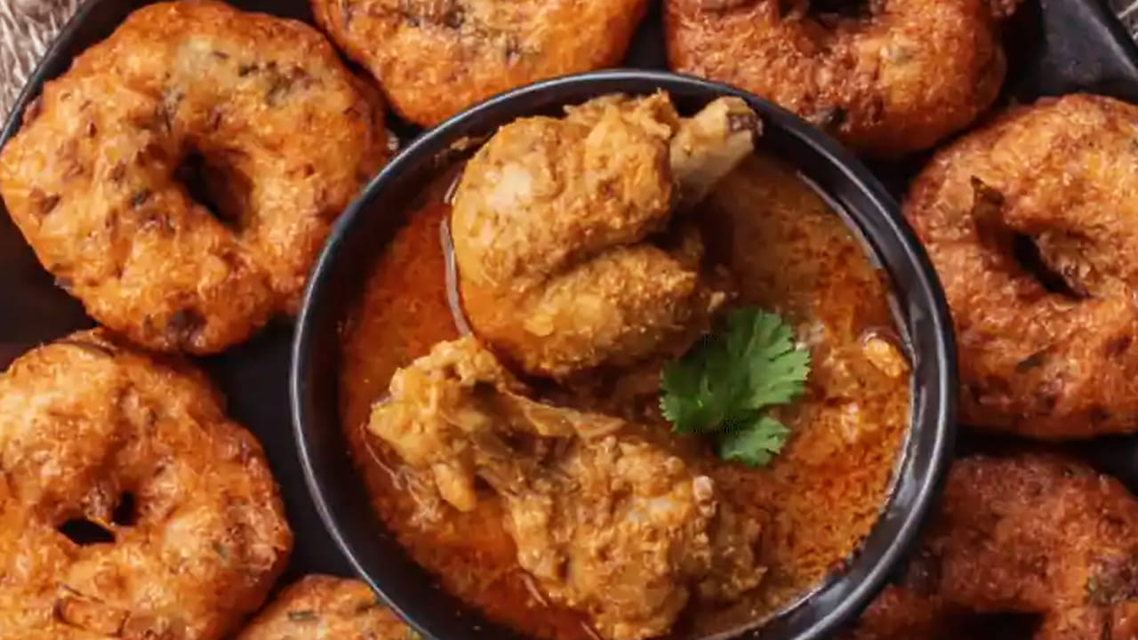 ఆ తర్వాత పచ్చిమిర్చి, అల్లం వెల్లుల్లి పేస్ట్,  శనగపప్పును వేసి మెత్తగా అయ్యేలా గ్రైండ్ చేసుకోవాలి. దీనిని కీమాలాగా మెత్తగా అయ్యేలా చేసుకోవాలి. 