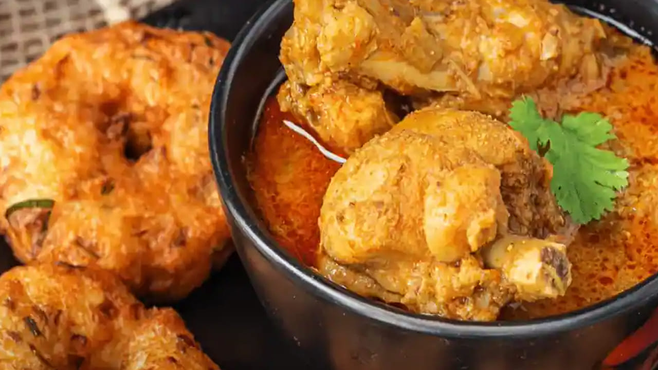 ఆ తర్వాత దీనిలో తరిగిన ఉల్లిపాయలు ముక్కలు, కరివేపాకు ఆకులు, కొత్తిమీర ఆకులు, ఉప్పు వేసి , కొద్దిగా కారం, గరం మసాలా వేసి మిక్స్ అయ్యేలా కలపాలి.