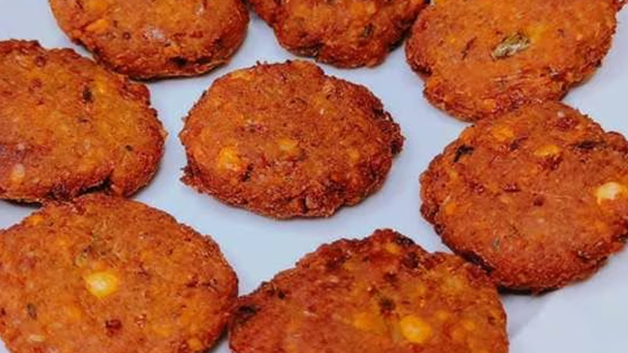 ఇప్పుడు చేతులకు నూనె రాసుకుని మినప గారెల్లాగా వేసుకోవాలి. వీటిని రెండు వైపులా బాగా కాలనివ్వాలి. అలా కాలిన వాటిని ఒక ప్లేట్  లోకి తీసుకోండి. అంతే, వేడి వేడి చికెన్ గారెలు రెడీ. 
