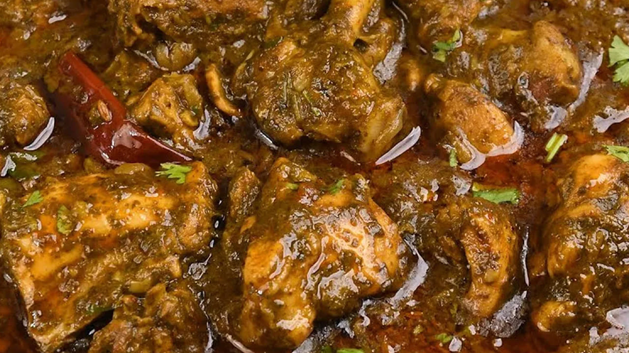 చికెన్.. అనగానే నాన్‌వెజ్ ప్రియులు లొట్టలేసుకుంటూ మరి తింటారు. ప్రోటీన్ అధికంగా ఉండే చికెన్ తోపాటు.. గోంగూరను కలిపి వండటం వల్ల ఎన్నో పోషకాలను పొందవచ్చు.. గోంగూర చికెన్ ప్రోటీన్, ఐరన్, విటమిన్లతో కూడిన మంచి పౌష్టికాహారమని డైటీషియన్లు పేర్కొంటున్నారు. వీటితోపాటు.. గోంగూర చికెన్ ఫోలిక్ యాసిడ్, విటమిన్ A, C, B6లతో సమృద్ధిగా ఉండి.. రక్తహీనతను తగ్గించి రోగనిరోధక శక్తిని పెంచుతుంది. దీనిలోని పీచుపదార్థం జీర్ణక్రియను మెరుగుపరచగా, చికెన్ ప్రోటీన్ కండరాల నిర్మాణానికి సహాయపడుతుందని పేర్కొంటున్నారు. అలాగే, ఇది రక్తపోటును అదుపులో ఉంచడంలో, ఎముకలను బలంగా ఉంచడంలో సహాయపడుతుందని చెబుతున్నారు. అయితే.. గోంగూర చికెన్ ను ఇలా చేసుకుంటే అద్భుతంగా ఉంటుంది.