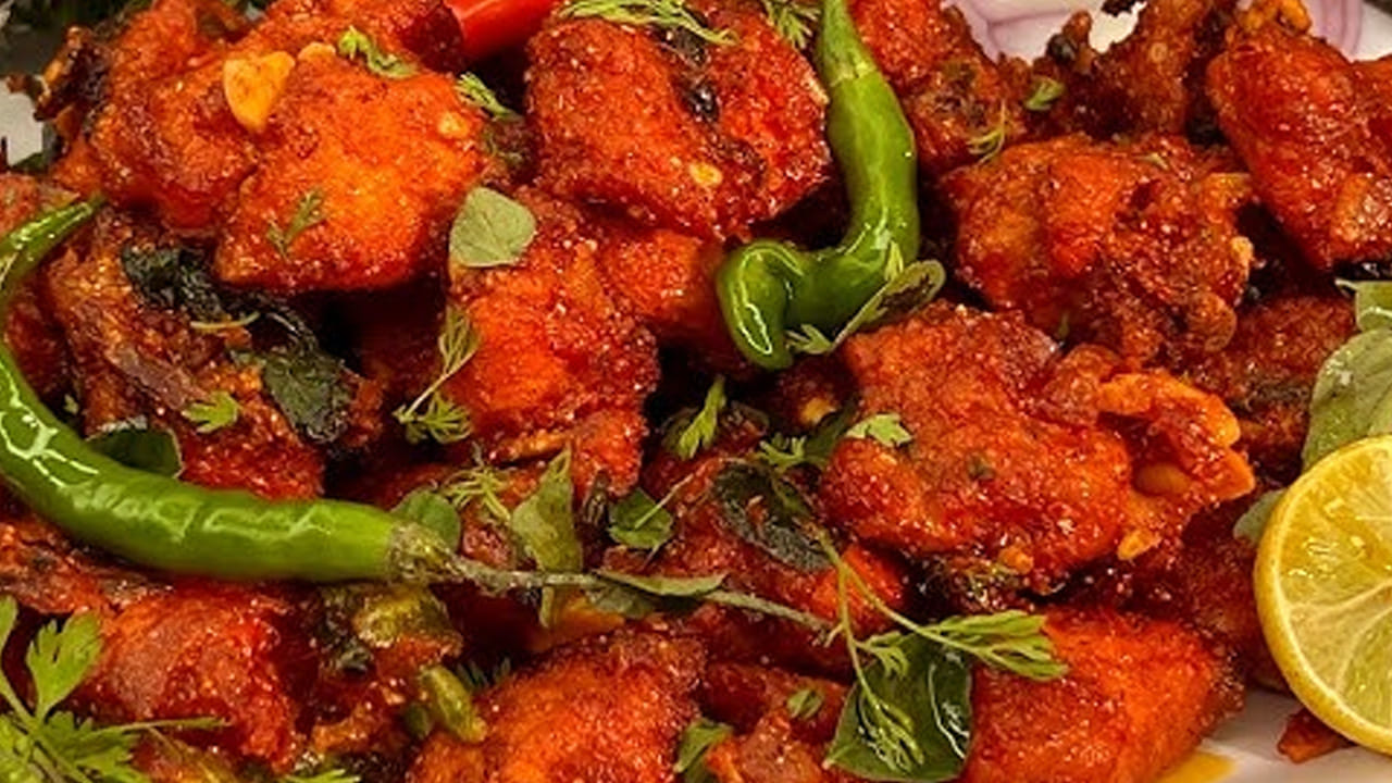 ఉడికించిన చికెన్ ముక్కలలో  కొద్దిగా కూడా నీరు లేకుండా చేసుకోవాలి. ఈ ముక్కలకు ఒక టీ స్పూన్ కారం, టీ స్పూన్ గరం మసాలా, ఒక టీ స్పూన్ ధనియాల పొడి,  నిమ్మరసం కలుపుకోవాలి. 