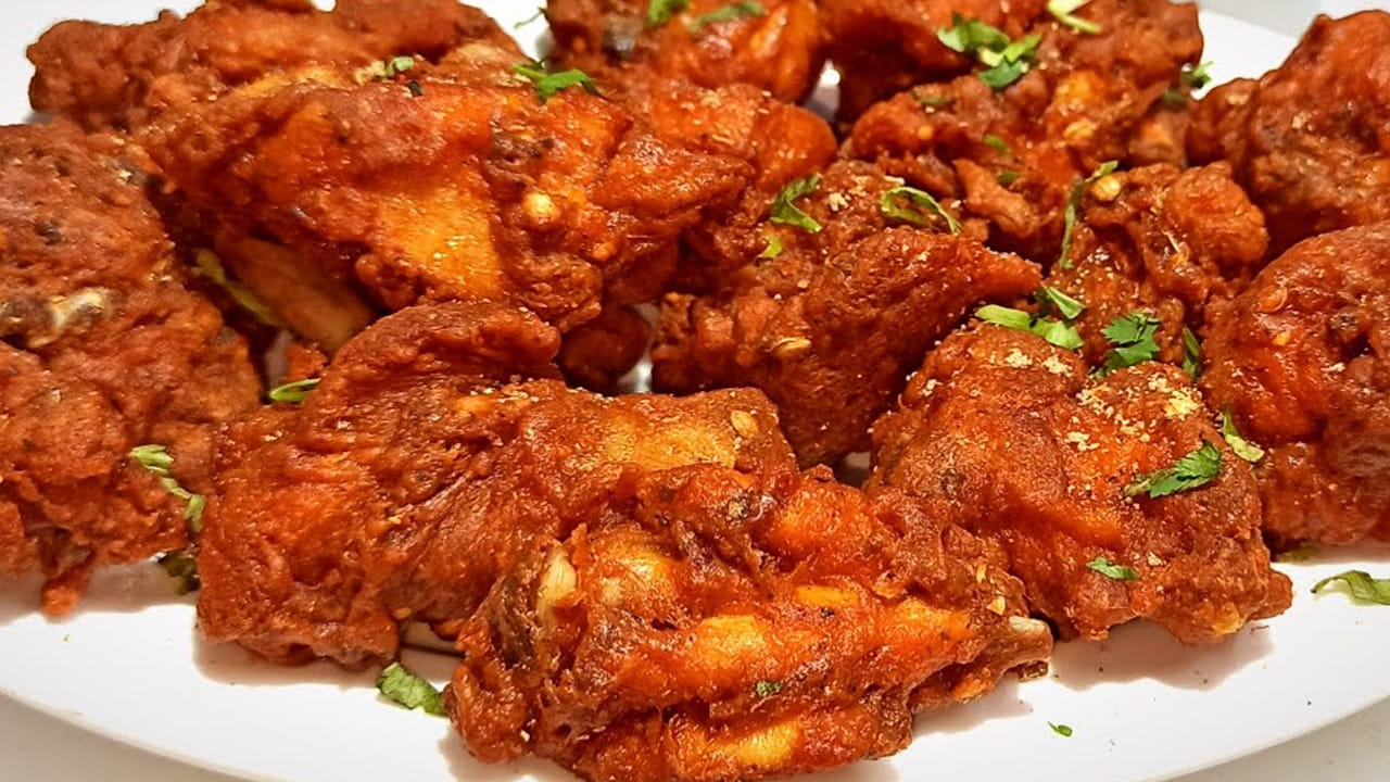 
 ఒక గిన్నె తీసుకుని ఉడికించిన  చికెన్ ముక్కలు, శనగపిండి, కరివేపాకు ఆకులు, ఒక గ్లాస్ నీళ్ళు పోసి  మొత్తం మిక్స్ అయ్యేలా బాగా కలుపుకోవాలి.  
