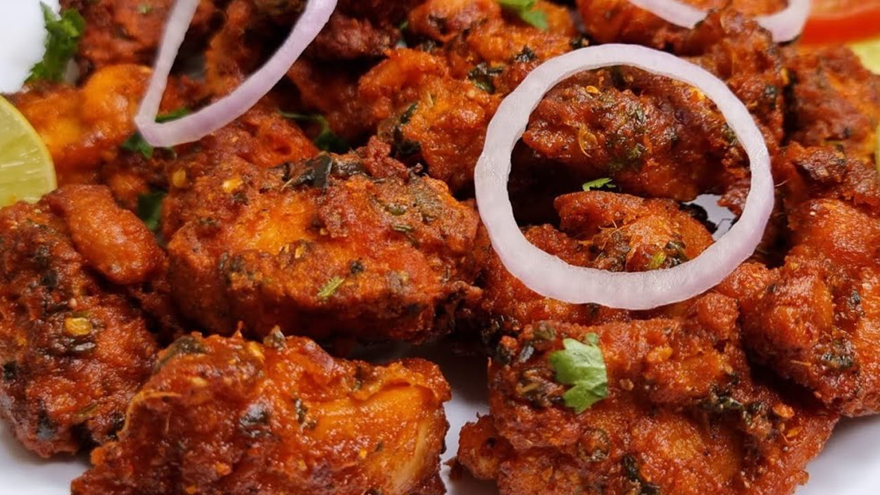 
స్టవ్ వెలిగించి పాన్ లో ఆయిల్ వేసి అది వేడయ్యాక శనగ పిండి పట్టించిన చికెన్ ముక్కలను తీసుకుని నూనెలో ఎర్రగా అయ్యేవరకు బాగా వేయించుకోవాలి.