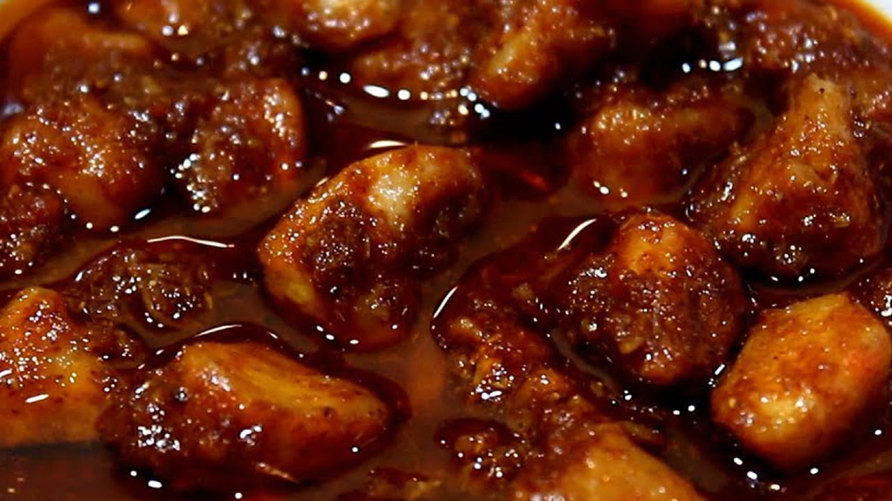 చికెన్ ను బాగా ఉదిలించాలి : ముందుగా కడిగి  శుభ్రం చేసిన చికెన్ ముక్కలను తీసుకుని పాన్‌లో వేసి,  నీళ్ళు మొత్తం పోయే వరకు  మీడియం మంట పై ఉడికించి పక్కన పెట్టుకోవాలి.