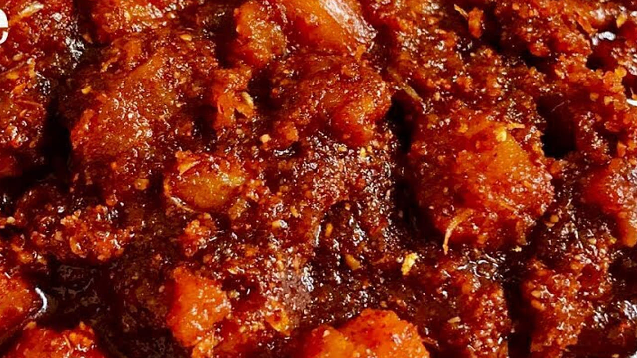 వేయించడం: మళ్ళీ పాన్‌లో ఆయిల్ వేసి అది వేడయ్యాక దానిలో  ఉడికించిన చికెన్ ను వేసి అది ఎర్రగా అయ్యే వరకు స్టవ్ మీదే బాగా వేయించి పక్కన పెట్టుకోవాలి.4