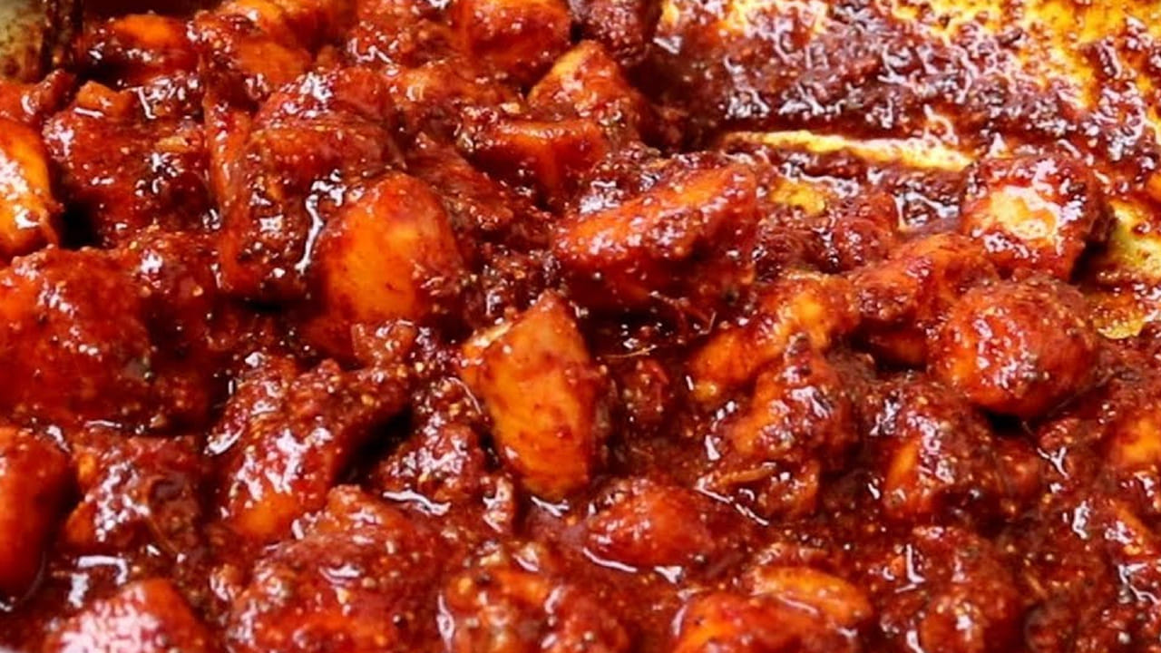 మసాలా వేయడం: వేరే పాన్ లో కొద్దిగా ఆయిల్ వేసి, అలాగే దానిలో ఒక అల్లం వెల్లుల్లి పేస్ట్ వేసి అది రంగు మారే వరకు బాగా వేయించి పెట్టుకోవాలి. దానిలో అందులో ఒక టేబుల్ స్పూన్ కారం, రుచికి సరిపడా ఉప్పు, మెంతులు పొడి, ఆవాల పొడి వేసి మిక్స్ అయ్యేలా కలుపుకోవాలి.