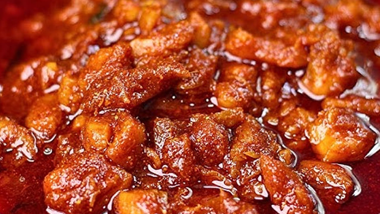 కావాల్సిన పదార్దాలు : అర కిలో బోన్‌లెస్ చికెన్, ఒక కప్పు వేరుశెనగ నూనె, ఒక టేబుల్ స్పూన్ అల్లం వెల్లుల్లి పేస్ట్, 
ఒక టేబుల్ స్పూన్ కారం, రుచికి తగినంత సరిపడా ఉప్పు , నిమ్మరసం, ఒక టేబుల్ స్పూన్ మసాలా పొడి, ఒక టేబుల్ స్పూన్ ఆవాలు, అర టీ స్పూన్ మెంతులు, పసుపును తీసుకోవాలి. 