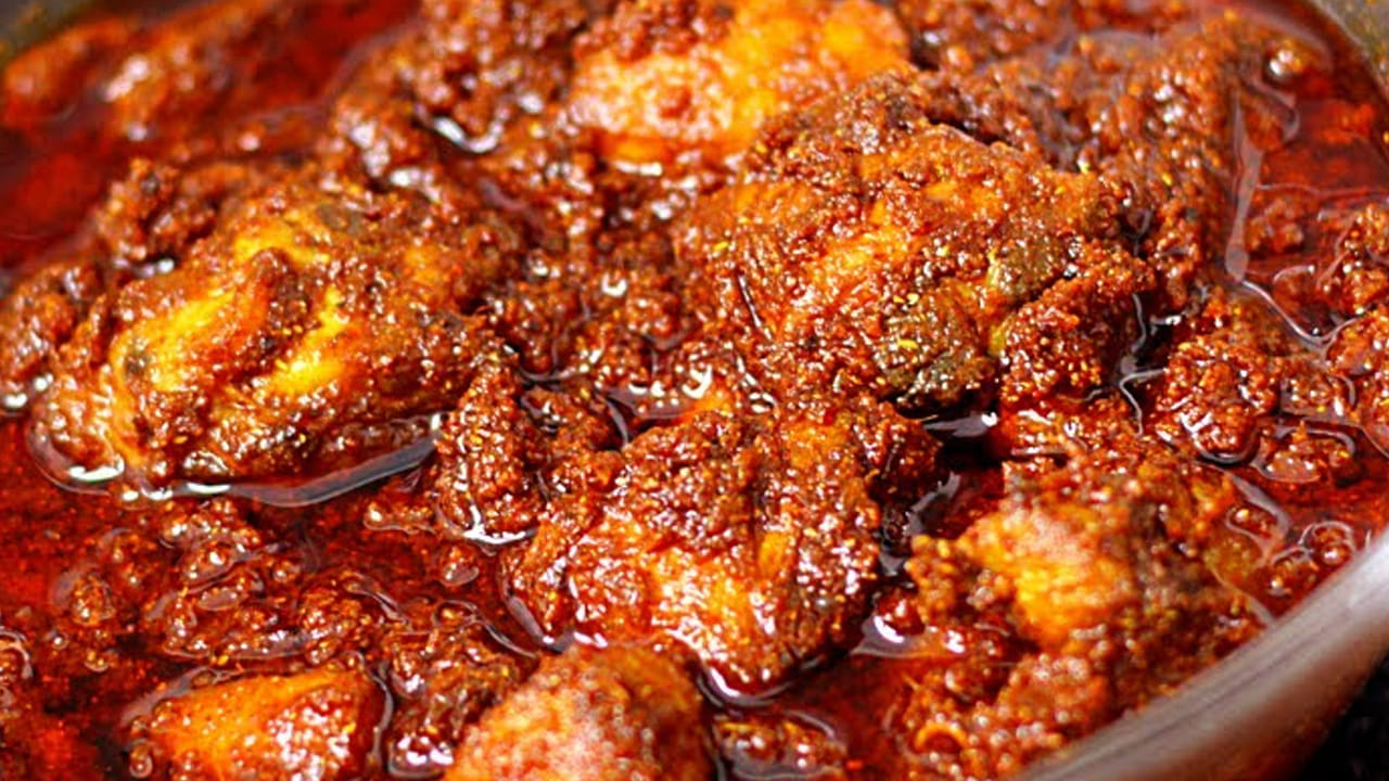 
ఈ మసాలా మిశ్రమం చల్లారిన తర్వాత ముందుగా వేయించిన చికెన్ ముక్కలు, నిమ్మరసం వేసి దానిని బాగా కలుపుకోవాలి. 
చివర్లో పాన్ తీసుకుని నూనెలో అర టీ స్పూన్ ఆవాలు, కరివేపాకు ఆకులు , వెల్లుల్లి రెబ్బలు వేసి  పచ్చడిలో మిక్స్ అయ్యేలా  కలుపుకోవాలి