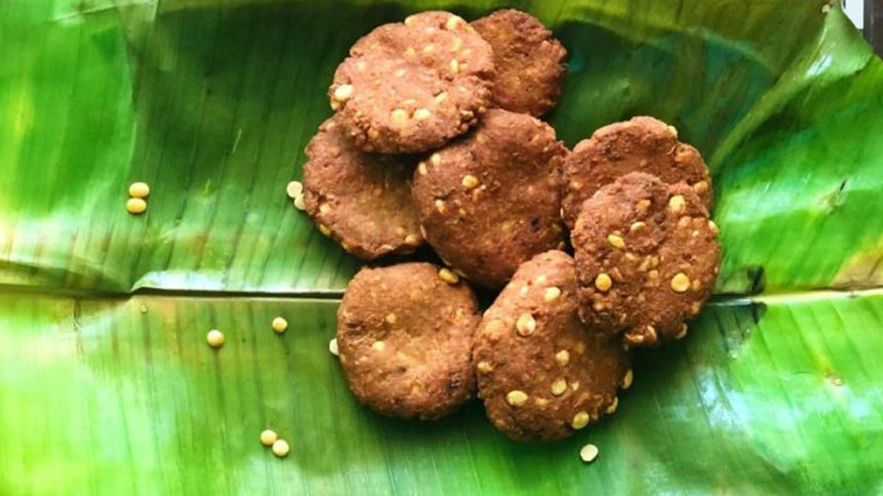 ముందుగా నానబెట్టిన శనగపప్పును తీసుకుని రోట్లో దంచుకుని దానిని ఒక గిన్నెలోకి తీసుకుని చికెన్ ముక్కలు, ఒక టీ స్పూన్ అల్లంవెల్లుల్లి పేస్ట్, పచ్చిమిర్చి ముక్కలు, సాల్ట్, ఒక టీ స్పూన్ కారం, అర టీ స్పూన్ పసుపు వేసి మిక్సీలో పట్టుకోవాలి.