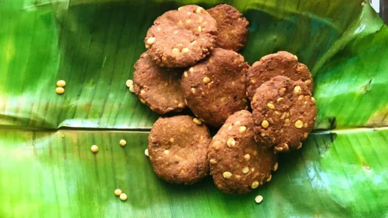 ముందుగా నానబెట్టిన శనగపప్పును తీసుకుని రోట్లో దంచుకుని దానిని ఒక గిన్నెలోకి తీసుకుని చికెన్ ముక్కలు, ఒక టీ స్పూన్ అల్లంవెల్లుల్లి పేస్ట్, పచ్చిమిర్చి ముక్కలు, సాల్ట్, ఒక టీ స్పూన్ కారం, అర టీ స్పూన్ పసుపు వేసి మిక్సీలో పట్టుకోవాలి.