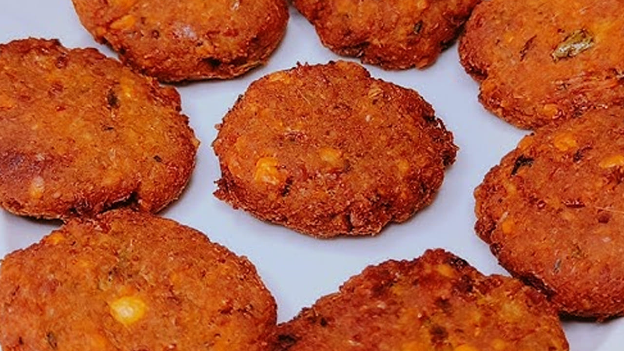 చేతులను శుభ్రం చేసుకుని ఒక స్పూన్ ఆయిల్ రాసుకునిపిండి మిశ్రమాన్ని తీసుకుని మరి పెద్దగా కాకుండా చిన్న వడలు లాగా చేసుకోవాలి.