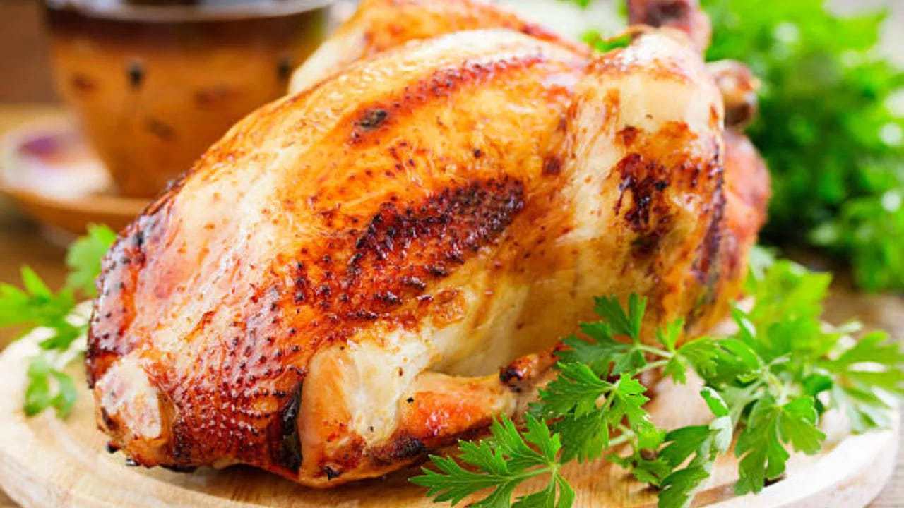 బరువు తగ్గాలనే లక్ష్యం ఉన్నవారికి చర్మం లేని లీన్ చికెన్ అద్భుతమైన ఎంపిక. ఇందులో కొవ్వు తక్కువగా ఉండి ప్రోటీన్ ఎక్కువగా ఉండటం వల్ల ఇది తిన్న తర్వాత ఎక్కువ సేపు ఆకలి వేయదు. ఫలితంగా కేలరీల వినియోగం తగ్గి బరువు నియంత్రణలో ఉంటుంది.
