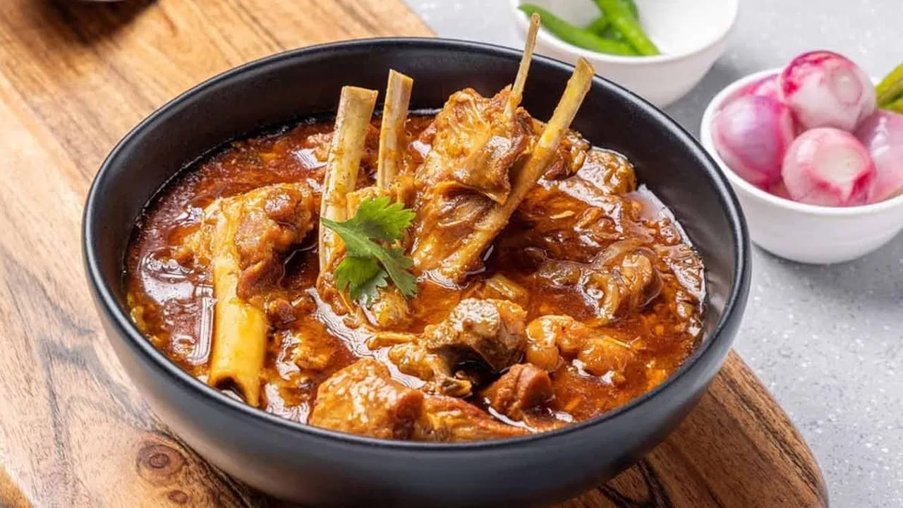 మటన్‌లో ఐరన్, జింక్, విటమిన్ బి12 వంటి పోషకాలు పుష్కలంగా ఉన్నప్పటికీ, దీనిలో ఉండే అధిక సంతృప్త కొవ్వు మధుమేహ వ్యాధిగ్రస్తులకు ఇబ్బందికరంగా మారవచ్చు. ఎర్ర మాంసం ఎక్కువగా తీసుకోవడం వల్ల శరీరంలో ఇన్సులిన్ నిరోధకత పెరుగుతుంది. ఇది టైప్-2 డయాబెటిస్‌ను మరింత క్లిష్టతరం చేయడమే కాకుండా గుండె జబ్బులకు కూడా దారితీయవచ్చు. మటన్‌ను పూర్తిగా మానేయాల్సిన పనిలేదు.. కానీ వారానికి ఒకటి లేదా రెండుసార్లు చాలా తక్కువ పరిమాణంలో తీసుకోవడం ఉత్తమం.
