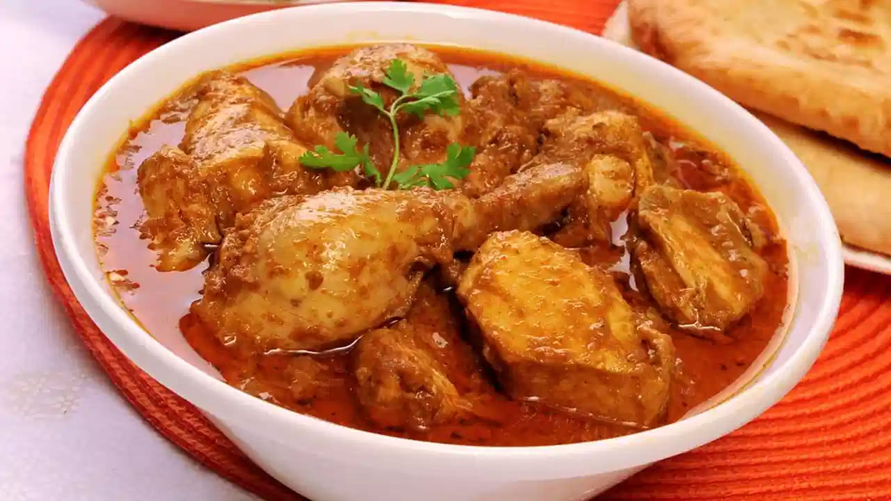 చికెన్ అనేది మధుమేహ వ్యాధిగ్రస్తుల ఆహారంలో సురక్షితమైన భాగంగా ఆరోగ్య నిపుణులు ధృవీకరిస్తున్నారు. చికెన్‌లో ప్రోటీన్ ఎక్కువగా ఉండి కొవ్వు తక్కువగా ఉంటుంది. దీని గ్లైసెమిక్ సూచిక కూడా తక్కువగా ఉండటం వల్ల ఇది తిన్న తర్వాత రక్తంలో చక్కెర స్థాయిలు అకస్మాత్తుగా పెరగవు. సరైన మోతాదులో చికెన్ తీసుకోవడం వల్ల శరీరానికి అవసరమైన ప్రోటీన్ అందడమే కాకుండా గ్లూకోజ్ స్థాయిలు అదుపులో ఉంటాయి.
