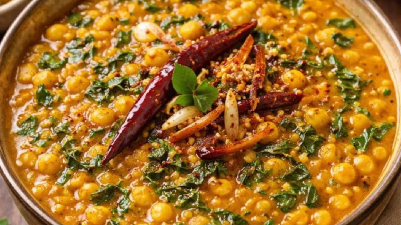 శనగపప్పు ఆరోగ్యానికి చాలా మేలు చేస్తుందని అందరికీ తెలుసు. అందుకే రోజువారీ ఆహారంలో శనగపప్పును తప్పక చేర్చుకోవాలని పోషకాహార నిపుణులు చెబుతుంటారు. శనగపప్పులో అధిక మొత్తంలో ప్రోటీన్, ఫైబర్ ఉంటాయి.