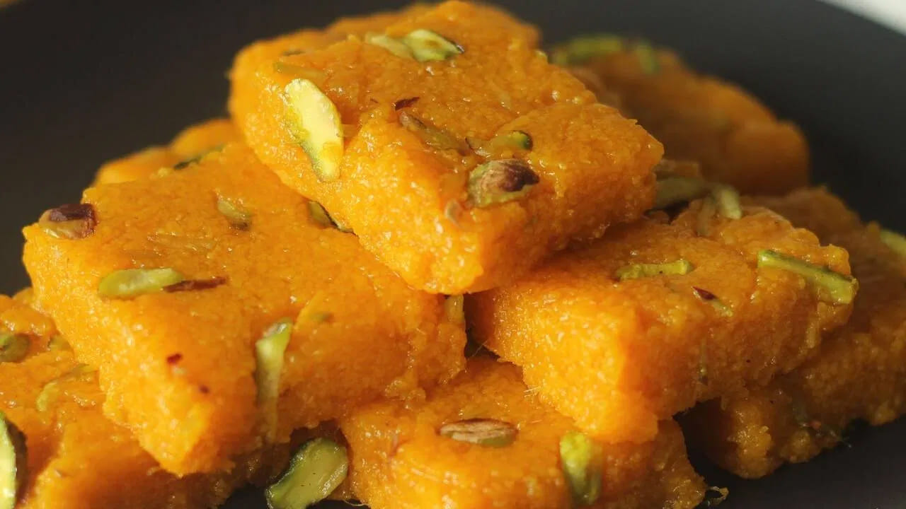 తీపిగా, ఆరోగ్యకరంగా ఏదైనా స్వీట్ తినాలనుకుంటే శనగపప్పును నానబెట్టి, పేస్ట్లా తయారు చేసి.. దీనితో తీపి వంటకాలు తయారు చేసుకోవచ్చు. ఇలా శనగపప్పుతో రకరకాల వంటకాలు తయారు చేసుకుని ఆహారంలో తీసుకోవచ్చు.