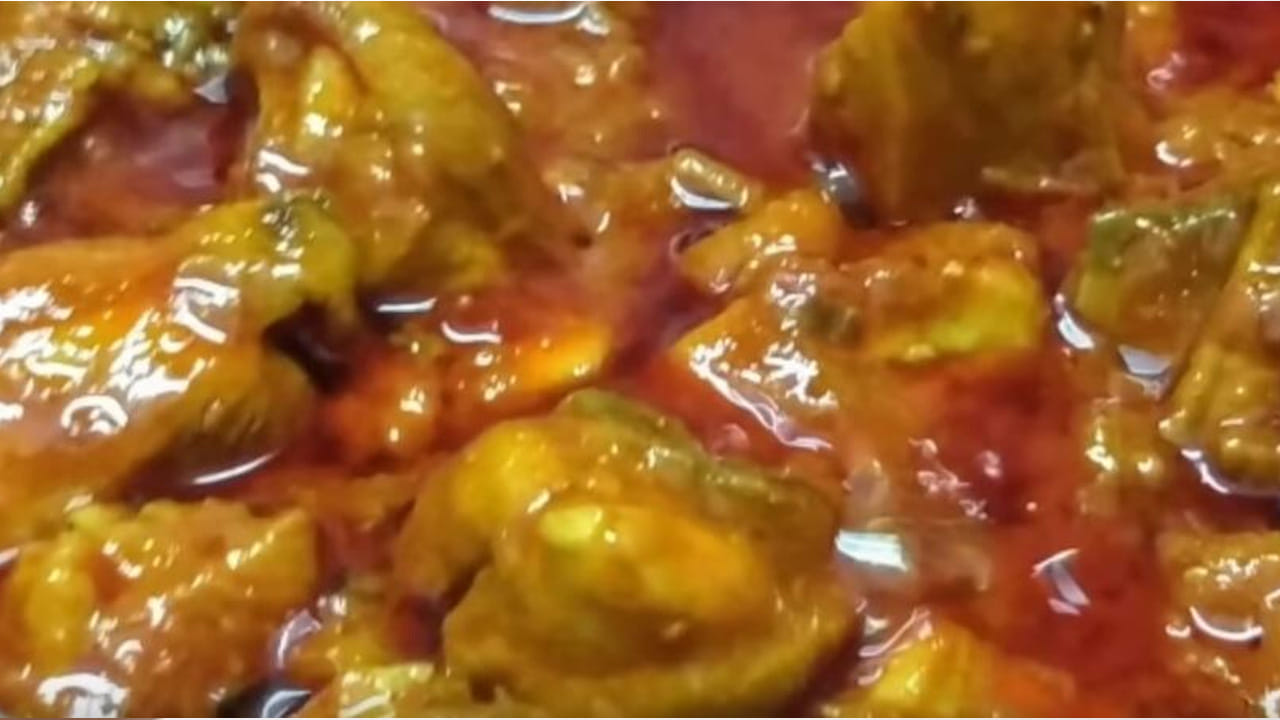 చికెన్ కర్రీకి కావాల్సిన పదార్థాలు : చికెన్ కేజీ, ఉల్లిపాయలు, వెల్లుల్లి పాయలు రెండు, అల్లం వెల్లుల్లి పేస్ట్ వన్ టీ స్పూన్, కొబ్బరి తురుము ఒక కప్పు, పచ్చి మిర్చి నాలుగు, జీలకర్ర, ధనియాలు, మిరియాలు, వన్ టీ స్పూన్. రుచికి సరిపడ ఉప్పు, కారం, చిటికెడు పసుపు, కొబ్బరి నూనె, చింత పండు నిమ్మకాయ సైజు.