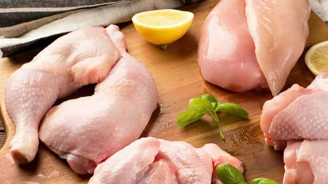 చికెన్ శరీరంలో అధిక వేడిని కలిగిస్తుంది. దీనిని తినడం వలన మీ శరీరంలో ఉష్ణోగ్రత పెరుగుతుంది. శరీరానికి ఎక్కువగా వేడినిస్తుంది. అందువలన ఇప్పటికే శరీరంలో ఎక్కువ వేడితో బాధపడే వారు దీనిని ఎంత తక్కువ తీసుకుంటే అంత మంచిది. లేకపోతే అనేక రకాల సమస్యలు ఎదుర్కోవాల్సి వస్తుంది. ప్రతి రోజూ చికెన్ తినడం వలన ఇది, ముక్కు నుంచి రక్తం కారడం వంటి సమస్యలకు దారితీసే ఛాన్స్ ఉన్నదంట. అందుకే దీనికి ఎంత దూరం ఉంటే, అంత మంచిది.