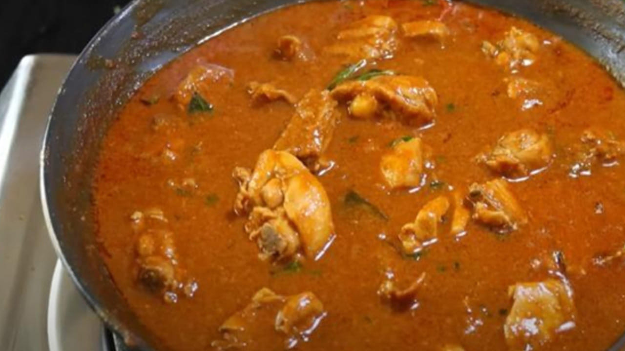 తయారీ విధానం : ముందుగా కొబ్బరి తురుము, జీలకర్ర, మిరియాలు, ధనియాలు, ఉల్లిపాయ ముక్కలు, వెల్లుల్లి పాయ ముక్కలు అన్నీ వేసి మెత్తగా గ్రైండ్ చేసుకోవాలి. ఈ పేస్ట్ పక్కన పెట్టుకోవాలి.