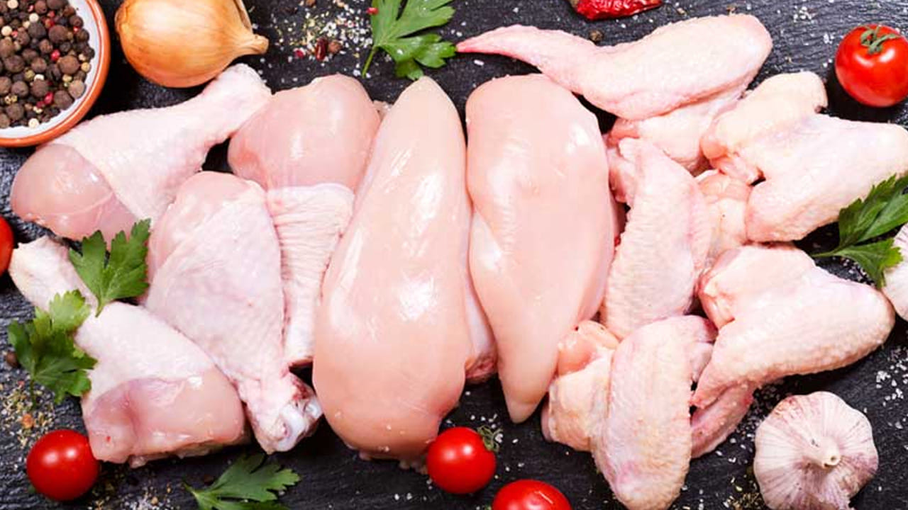 చాలా మంది చికెన్ మంచి టేస్ట్ ఉంటుంది. అంతే కాకుండా ప్రోటీన్ కూడా పుష్కలంగా ఉంటుంది, ఇది ఆరోగ్యానికి మేలు చేస్తుందని చికెన్ తింటారు. అయితే చికెన్ మితంగా తీసుకుంటే దీని వలన అనేక ఆరోగ్య ప్రయోజనాలు ఉన్నాయి. కానీ అతిగా తీసుకోవడం వలన అనేక సమస్యలు ఎదుర్కోవాల్సి వస్తుందంట. ముఖ్యంగా చికెన్ ప్రతి రోజూ తినడం అస్సలే మంచిది కాదు అని చెబుతున్నారు ఆరోగ్య నిపుణులు.