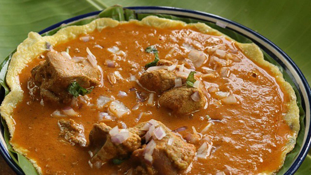 దీని తర్వాత కేజీ చికెన్ ముక్కలను వేసి, మంచిగా వేయించుకోవాలి. ముక్క ఉడికే వరకు కొన్ని కొన్ని నీళ్లు పోస్తూ, మంచిగా ఉడకబెట్టుకోవాలి. 10 నిమిషాల తర్వాత మనం ముందుగా గ్రైండ్ పట్టుకున్న పేస్ట్ ఇందులో వేసి మంచిగా కలపాలి.