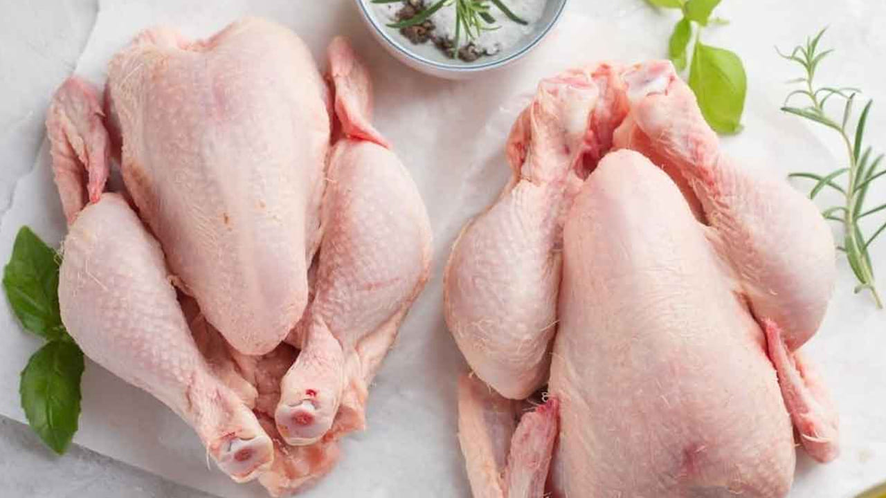 అధిక బరువుతో బాధపడే వారు, బరువు నియంత్రణ కోసం ప్రయత్నం చేసేవారు చికెన్‌కు ఎంత దూరం ఉంటే అంత మంచిదని చెబుతున్నారు ఆరోగ్యనిపుణులు. చికెన్ అతిగా తినడం వలన త్వరగా బరువు పెరిగే ఛాన్స్ ఉంది. ముఖ్యంగా చికెన్ బిర్యానీ, చికెన్ ఫ్రైడ్ ఇలాంటి వాటిలో కేలరీలు అధికంగా ఉంటాయి. అందువలన ఇది అధిక బరువుకు కారణం అవుతాయి.