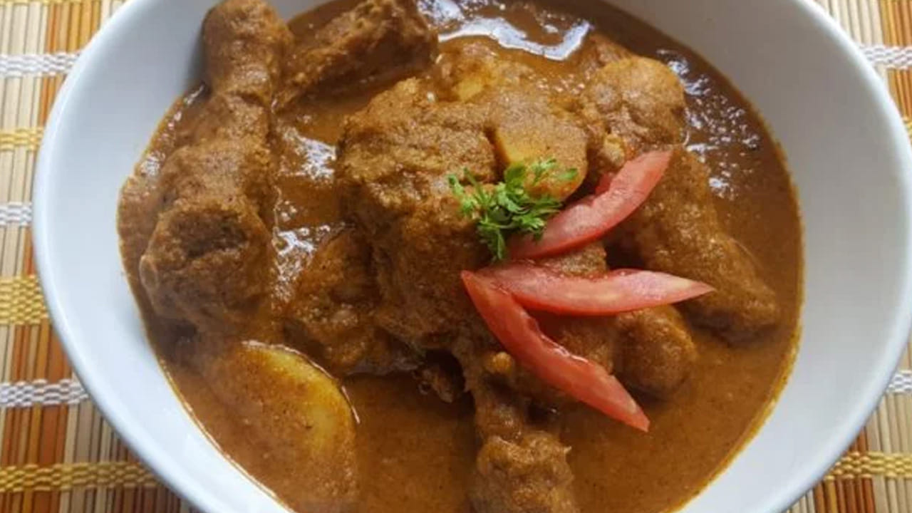 ముక్క కొంచెం ఉడికిన తర్వాత, కొబ్బరి తురుము వేయాలి. మరో ఐదు నిమిషాల తర్వాత చింత పండు రసం వేసి మంచిగా ఉడకబెట్టుకోవాలి. తర్వాత కనీసం 10 నిమిషాలు కర్రీ ఉడకనివ్వాలి. అంతే టేస్టీ టేస్టీ గోవా స్టైల్ చికెన్ కర్రీ రెడీ.