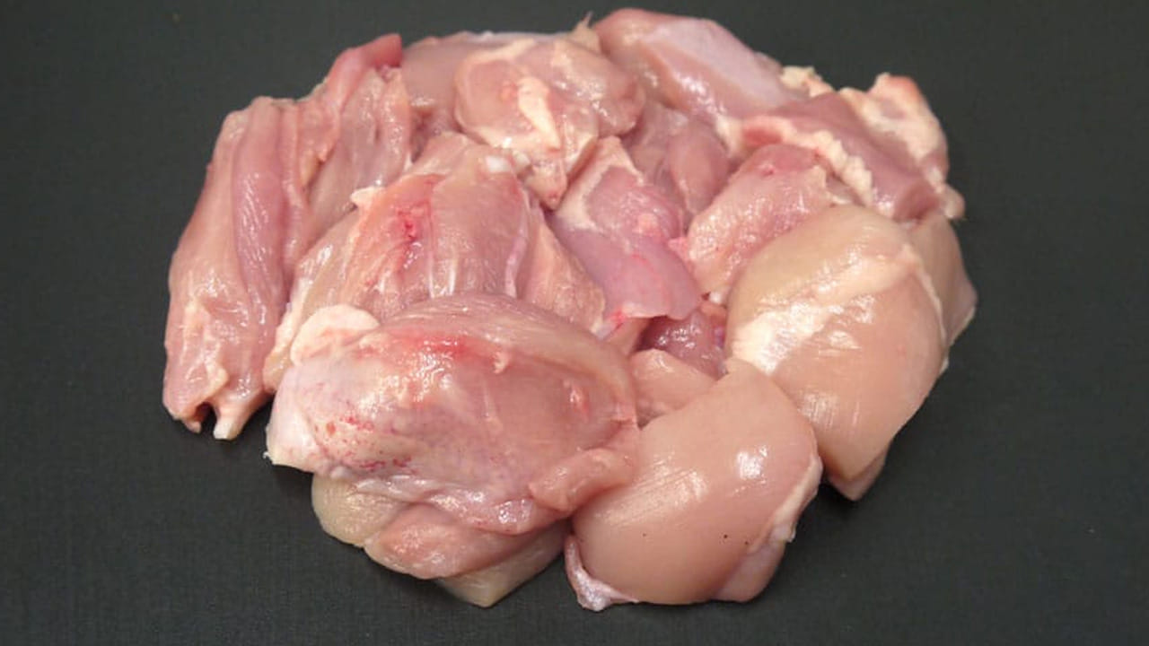 కిడ్నీ, మూత్రనాళాల ఇన్ఫెక్షన్స్‌తో బాధపడే వారు కూడా వీటికి ఎంత దూరం ఉంటే అంత మంచిది. కొన్ని రకాల కోడ మాసం తినడం వలన ఇది మూత్ర నాళాల ఇన్ఫెక్షన్స్‌కు దారితీసే ఛాన్స్ ఉన్నదంట. అందువలన అతిగా కాకుండా చికెన్ మితంగా తినాలని సూచిస్తున్నారు నిపుణులు.