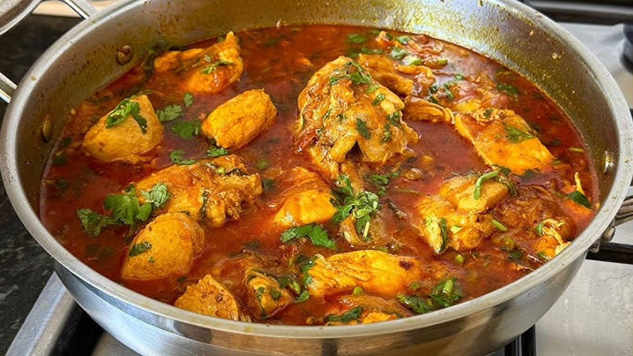 చికెన్ గ్రేవీ తయారు చేయడానికి కావాల్సిన పదార్థాలు : నూనె,తరిగిన ఉల్లిపాయలు, చికెన్, అల్లం వెల్లుల్లి పేస్ట్, చిక్కటి పెరుగు, పచ్చి మిర్చి రెండు నుంచి మూడు,కొత్తిమీర, కరివేపాకు, పుదీనా, పసుపు చిటికెడు, సోంపు, మిరియాల పొడి, కారం, ఉప్పు, గరం మసాలా, నిమ్మకాయ.