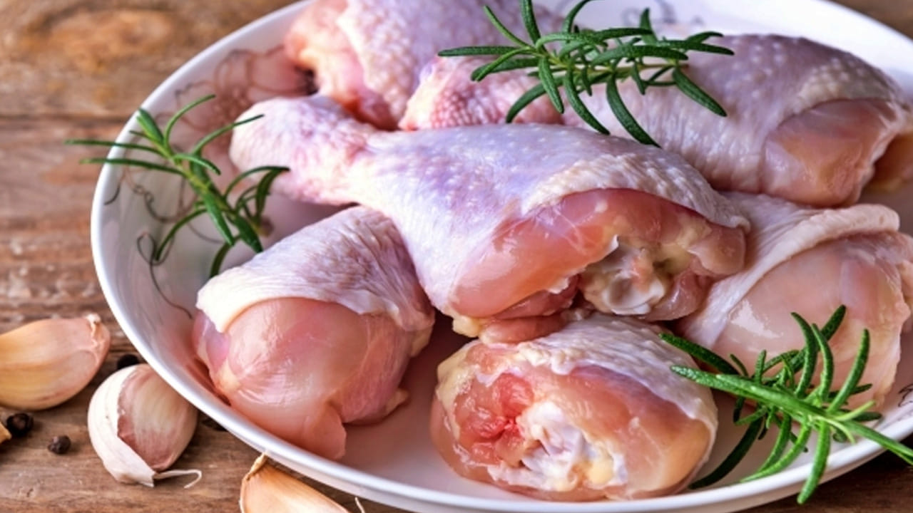 చికెన్ అతిగా తినడం వలన ఇది మీ శరీరంలో కొలెస్ట్రాల్ స్థాయిలను ఎక్కువగా పెంచే ఛాన్స్ ఉంది. ముఖ్యంగా మీరు తినే విధానం కూడా ఇది ప్రమాదాన్ని పెంచుతుందంట. చాలా మంది ఈ రోజుల్లో డీప్ ఫ్రై చికెన్ తినడానికి ఎక్కువ ఇంట్రస్ట్ చూపుతున్నారు. కానీ ఇది అస్సలే మంచిది కాదంట. ఇది మీ శరీరంలో చెడు కొలెస్ట్రాల్ పెంచుతుందంట. ఇక అమెరికన్ జర్నల్ ఆఫ్ క్లినకల్ న్యూట్రిషన్‌లో ప్రచురించిన ఓ అధ్యయనంలో రెడ్ మీట్ లాగే వైట్ మీట్ చికెన్ కూడా చెడు కొలెస్ట్రాల్‌ను పెంచుతుందని వారు తెలియజేయడం జరిగింది. అందువలన గ్రిల్డ్ , ఉడికించిన చికెన్ తినడం ఆరోగ్యానికి చాలా మంచిదంట.