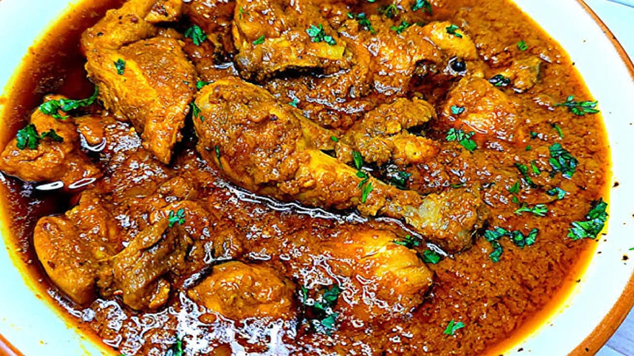 గ్రేవీ ప్రిపేర్ చేసుకోవడానికి కావాల్సిన పదార్థాలు : నాలుగు లవంగాలు, యాలకులు మూడు, నానబెట్టిన చికెన్ బెరడు, నీరు ఒక కప్పు, కొత్తిమీర, పూదీనా.