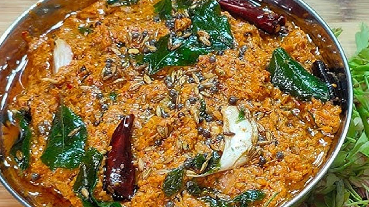 కావాల్సిన పదార్ధాలు : రెండు చింత చిగురు, 10 ఎండు మిర్చి, అర టీ స్పూన్ మినపప్పు, అర టీ స్పూన్ శనగపప్పు, అర టీ స్పూన్ జీలకర్ర, అర టీ స్పూన్, అర టీ స్పూన్ ఆవాలు, 5 వెల్లుల్లి రెబ్బలు, అర కప్పు నూనె, రుచికి సరిపడా ఉప్పు, కరివేపాకు ఆకులు.