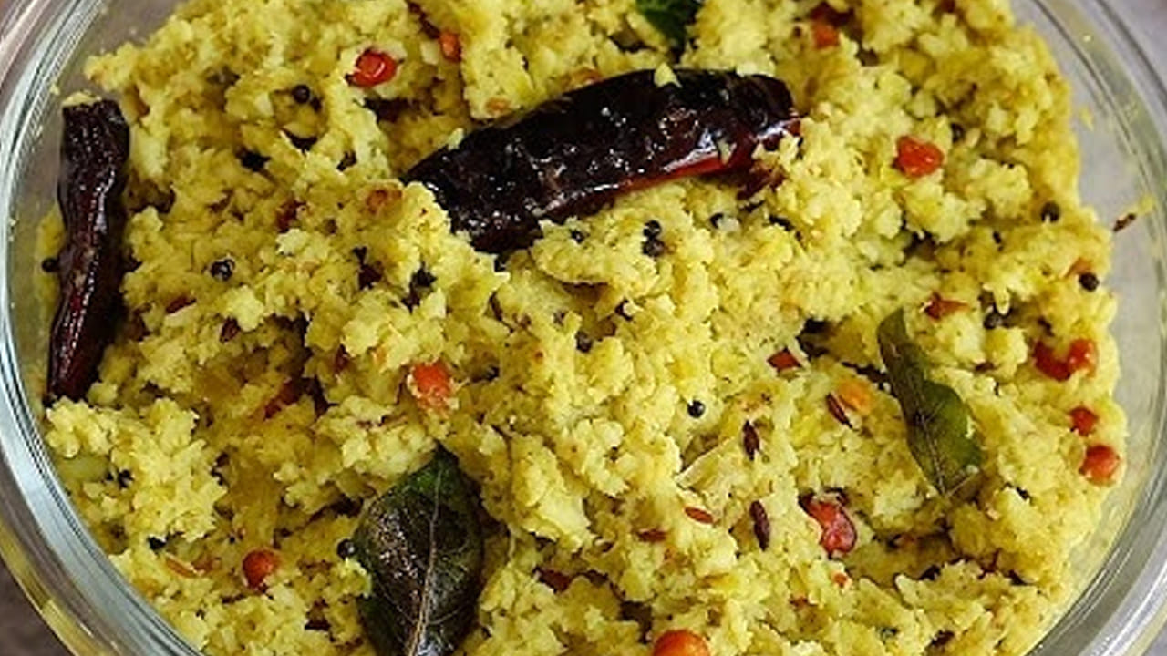 ఇప్పుడు మిక్సీలో 10 ఎండుమిర్చి, రుచికి సరిపడా ఉప్పు, వెల్లుల్లి వేసి, ఆ తర్వాత వేయించిన చింత చిగురు, నీళ్ళు కొద్దిగా వేసి చట్నీలా చేసుకోవాలి. చివర్లో ఆవాలు, కరివేపాకు ఆకులు , 2 ఎండుమిర్చి కూడా వేసి తాలింపు పెట్టుకోవాలి.