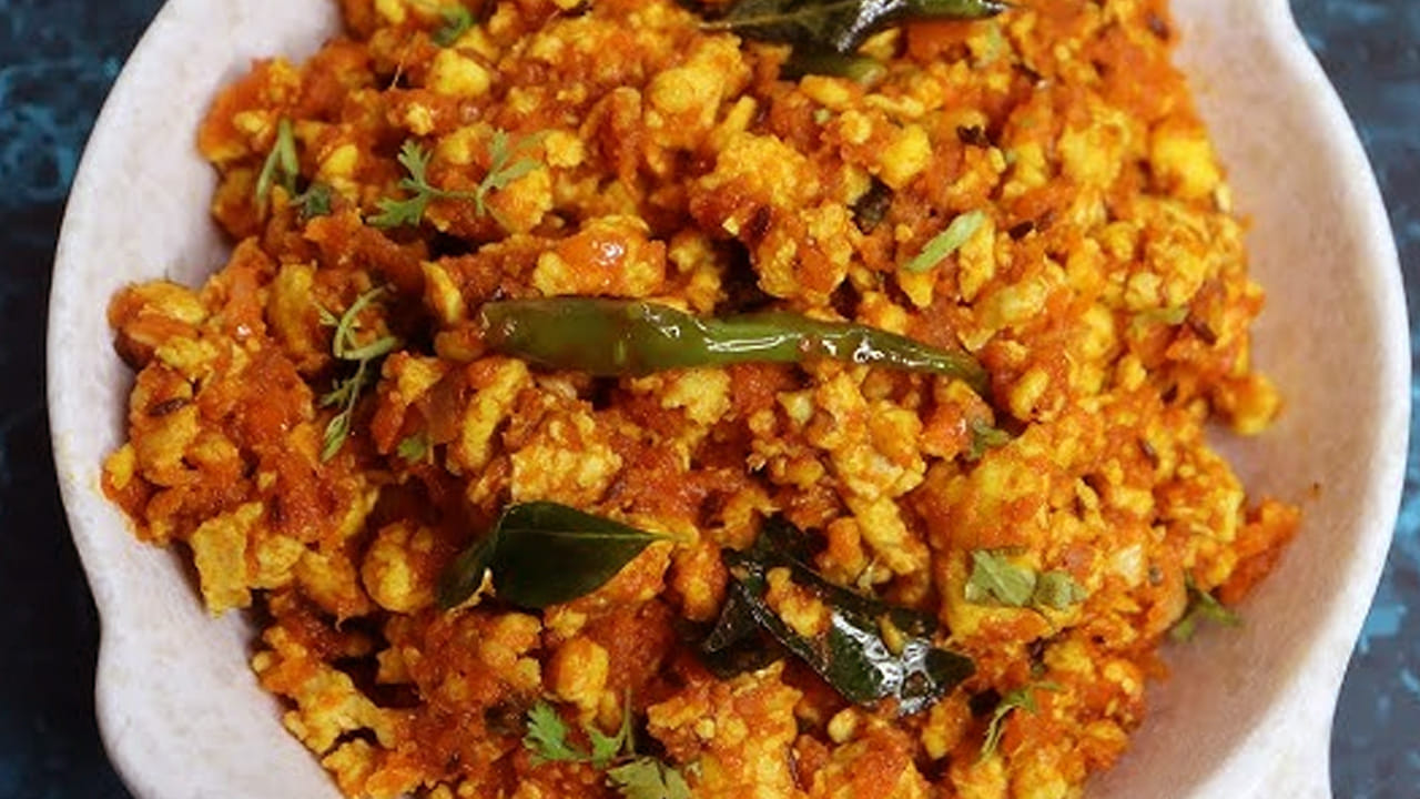 ముందుగా స్టవ్ వెలిగించి దానిలో కొద్దిగా ఆయిల్ వేసి ఆవాలు, జీలకర్ర, కరివేపాకు వేసి బాగా వేయించండి. ఆ తర్వాత దీనిలో సన్నగా ఉల్లిపాయలు ముక్కలు, కట్ చేసిన పచ్చిమిర్చి, ఒక టేబుల్ స్పూన్ అల్లం వెల్లుల్లి పేస్ట్ వేసి రంగు మారే వరకు బాగా వేయించాలి.