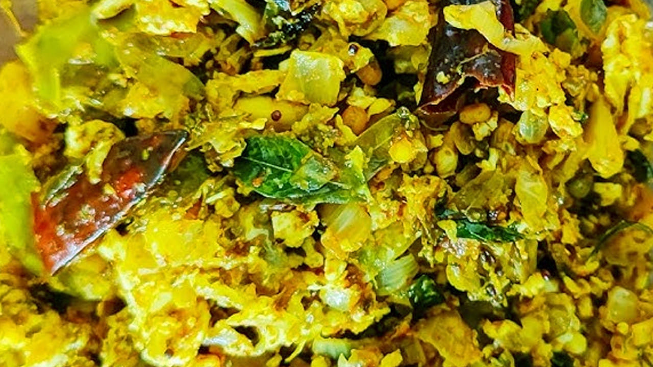 ఆ తర్వాత ఒక టేబుల్ స్పూన్ పసుపు, ఒక టేబుల్ స్పూన్ కారం, అర టీ స్పూన్ ధనియాల పొడి, రుచికి తగినంత ఉప్పు వేసి వాటిని బాగా మిక్స్ అయ్యేలా కలుపుకోవాలి.