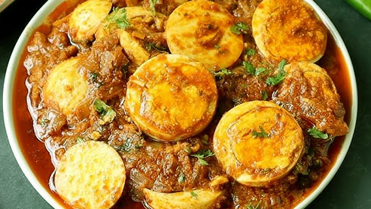 ఇప్పుడు ఈ మిశ్రమంలో కొద్దిగా చింత చిగురును వేసి మగ్గే వరకు నూనెలో బాగా వేయించాలి.ఆ తర్వాత దానిలో రెండు 5 ఉడికించిన గుడ్లను ముక్కలు చేసిన కానీ లేదా కార్చిన కూడా కూర రుచిగానే ఉంటుంది.