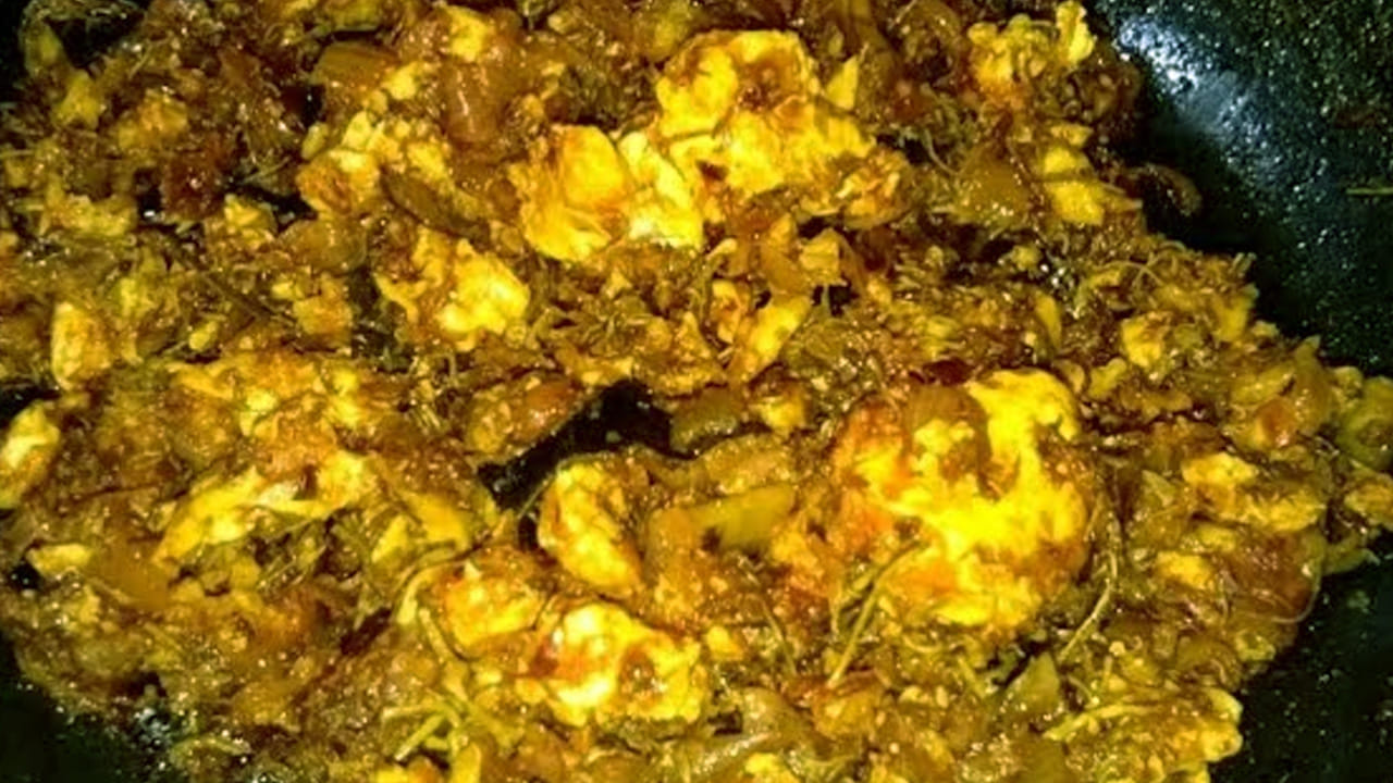 చింత చిగురు మసాలాలు గుడ్లకు పట్టే వరకు 10 నిమిషాల పాటు మీడియం మంటపై అలాగే వేయించాలి. ఆ తర్వాత స్టవ్ ఆఫ్ చేసి కిందకు దించేయండి. అంతే, వేడి వేడి చింత చిగురు ఎగ్ మసాలా కర్రీ రెడీ.