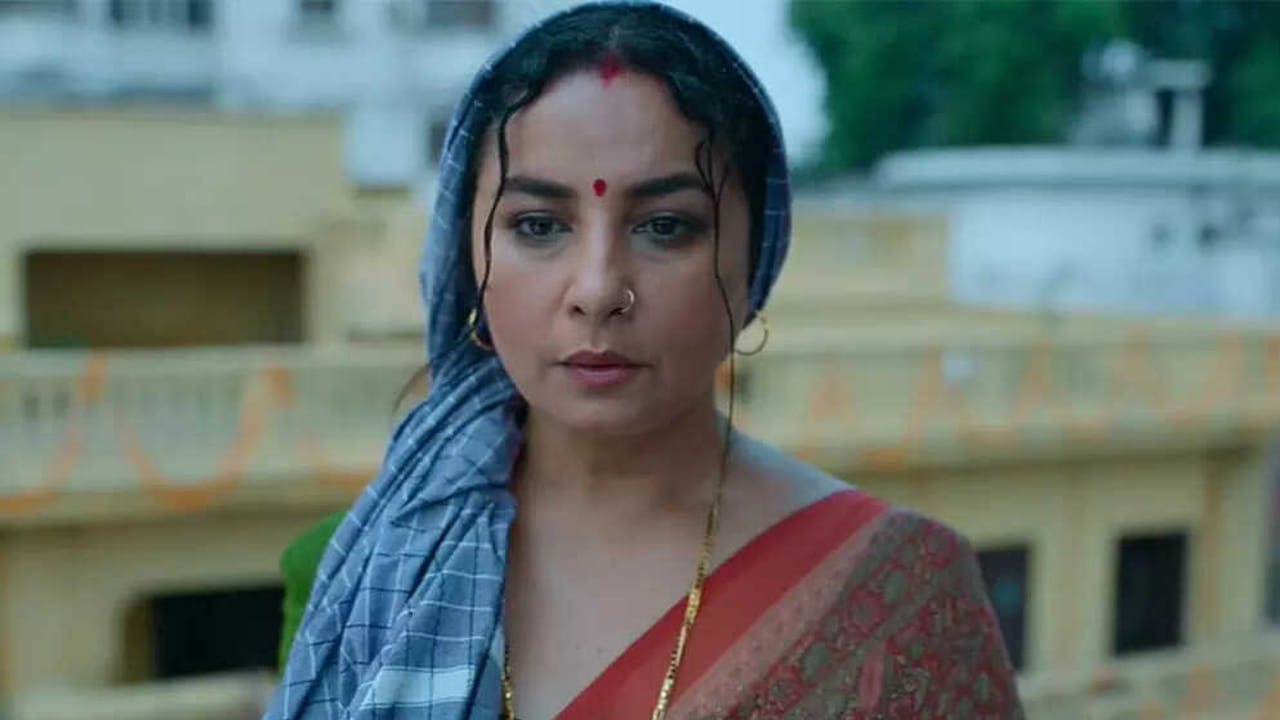 కథ విషయానికి వస్తే.. కమ్లేష్ అనే మహిళ ఉమ్మడి కుటుంబానికి పెద్ద కోడలు. తన మరిది చాలా మంచివాడని.. ఎవరికీ అపకారం చేయడని నమ్మిన ఆమె అతడికి పూజా అనే అమ్మాయిని ఇచ్చి వివాహం జరిపిస్తుంది. పెళ్లి తర్వాత అరుణ్ అసలు రూపం బయటపడుతుంది. భార్య ఇష్టంతో పనిలేకుండా ఆమెను శారీరకంగా, మానసికంగా హింసించే సైకో భర్త అతడు. అతడి వేధింపుల నుంచి బయటపడేందుకు ఆమె ఎంతో ప్రయత్నిస్తుంది.