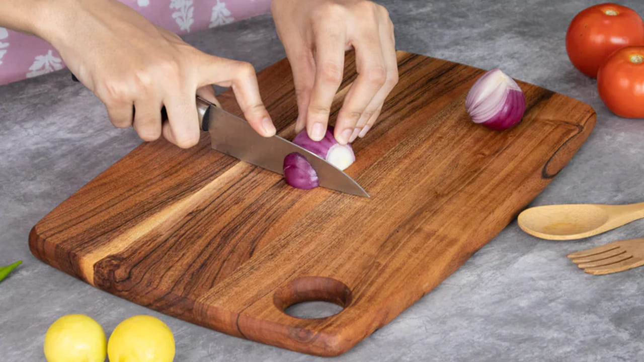 అలాగే, వంటింట్లో అత్యంత ఎక్కువగా వాడే చాపింగ్ బోర్డులపై పేరుకుపోయే జిడ్డు, బ్యాక్టీరియాను వదిలించడానికి నిమ్మచెక్కపై కొద్దిగా ఉప్పు, వంట సోడా వేసి రుద్దడం వల్ల అవి కొత్తవాటిలా మెరుస్తాయి. ఫంగస్ చేరకుండా ఉండాలంటే వారానికి ఒకసారి వీటిని ఎండలో ఉంచడం మంచిది.