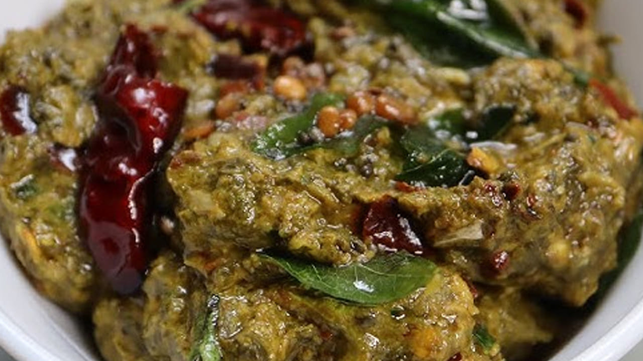 ముందుగా చుక్క కూరను తీసుకుని శుభ్రం చేసుకుని ఒక ప్లేట్ లోకి తీసుకుని తేమ లేకుండా ఫ్యాన్ కింద ఆరబెట్టాలి. ఇప్పుడు పచ్చి మిర్చిని కూడా కడిగి ముక్కలు వేసి పక్కన పెట్టుకోవాలి.